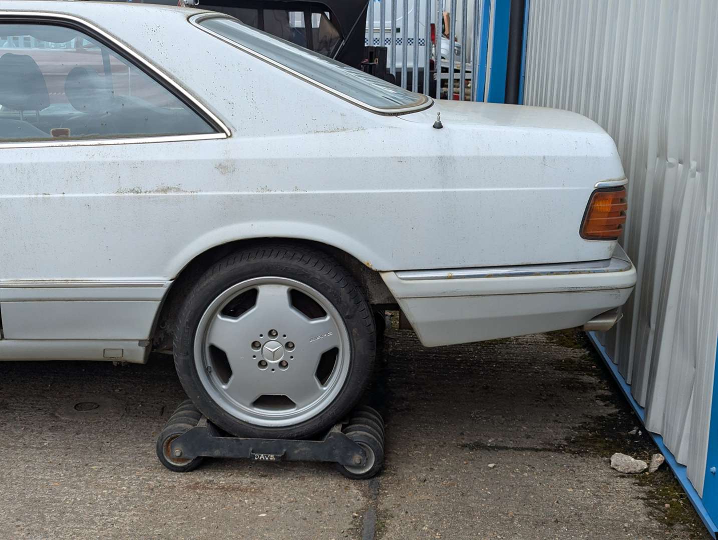 <p>1989 MERCEDES 500SEC AUTO</p>