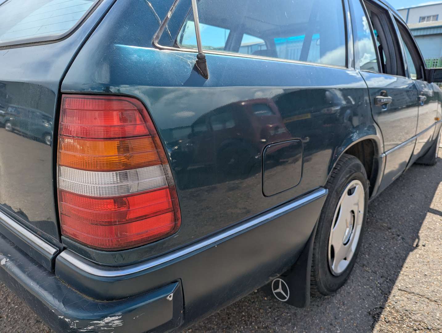 <p>1995 MERCEDES E300D ESTATE AUTO</p>