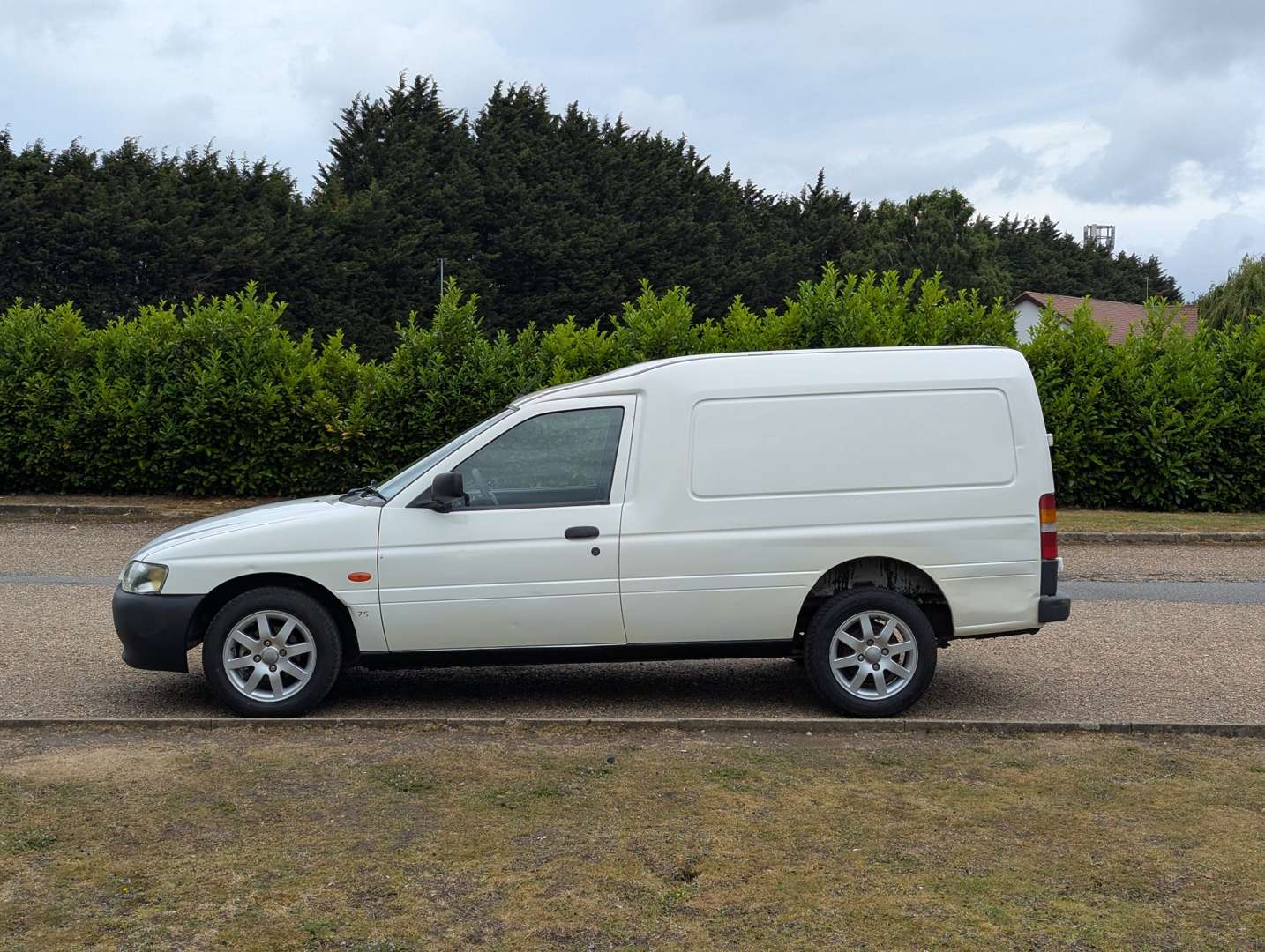 <p>2002 FORD ESCORT 75D VAN</p>