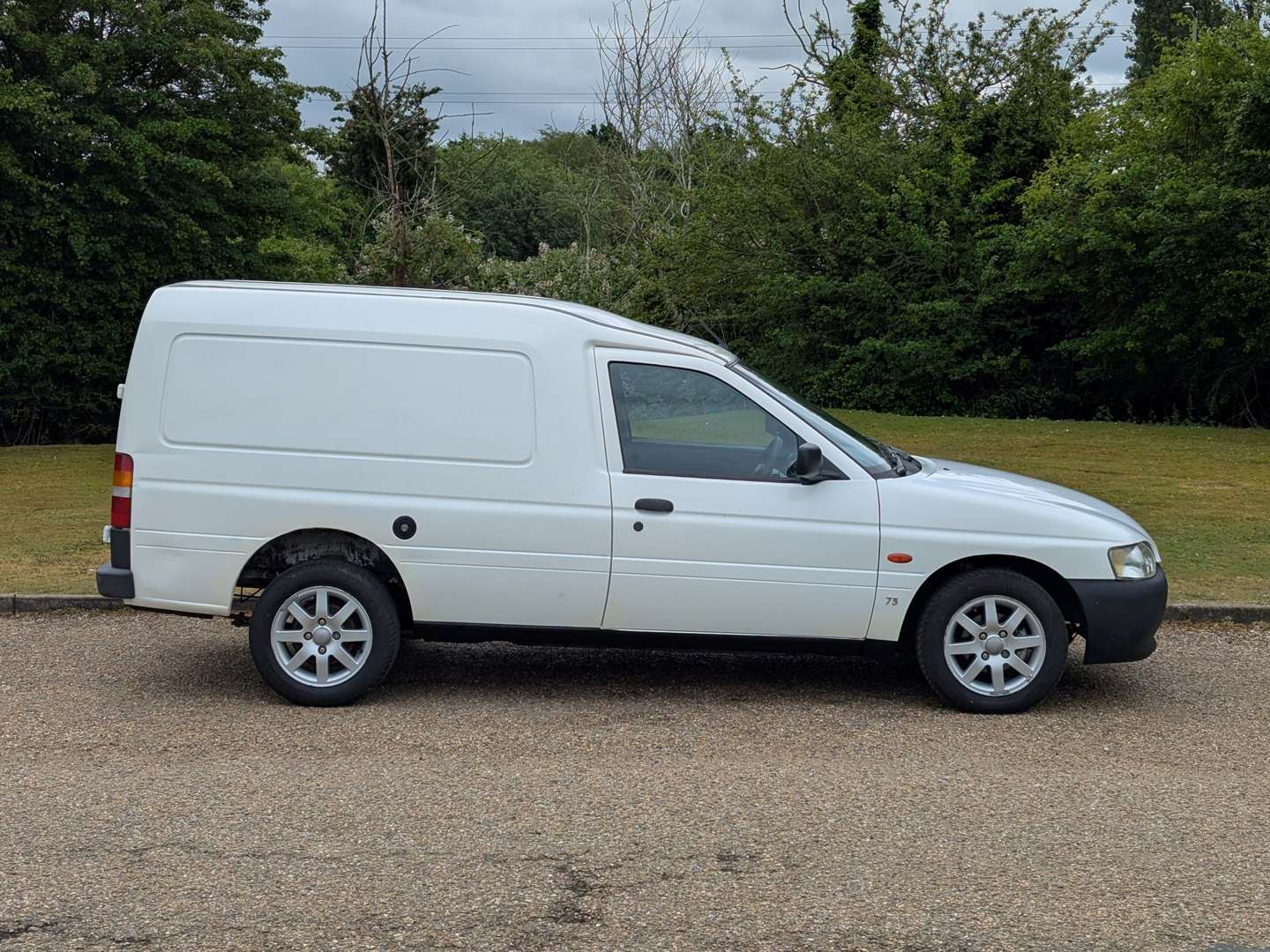 <p>2002 FORD ESCORT 75D VAN</p>