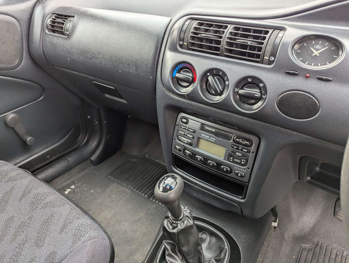 <p>2002 FORD ESCORT 75D VAN</p>