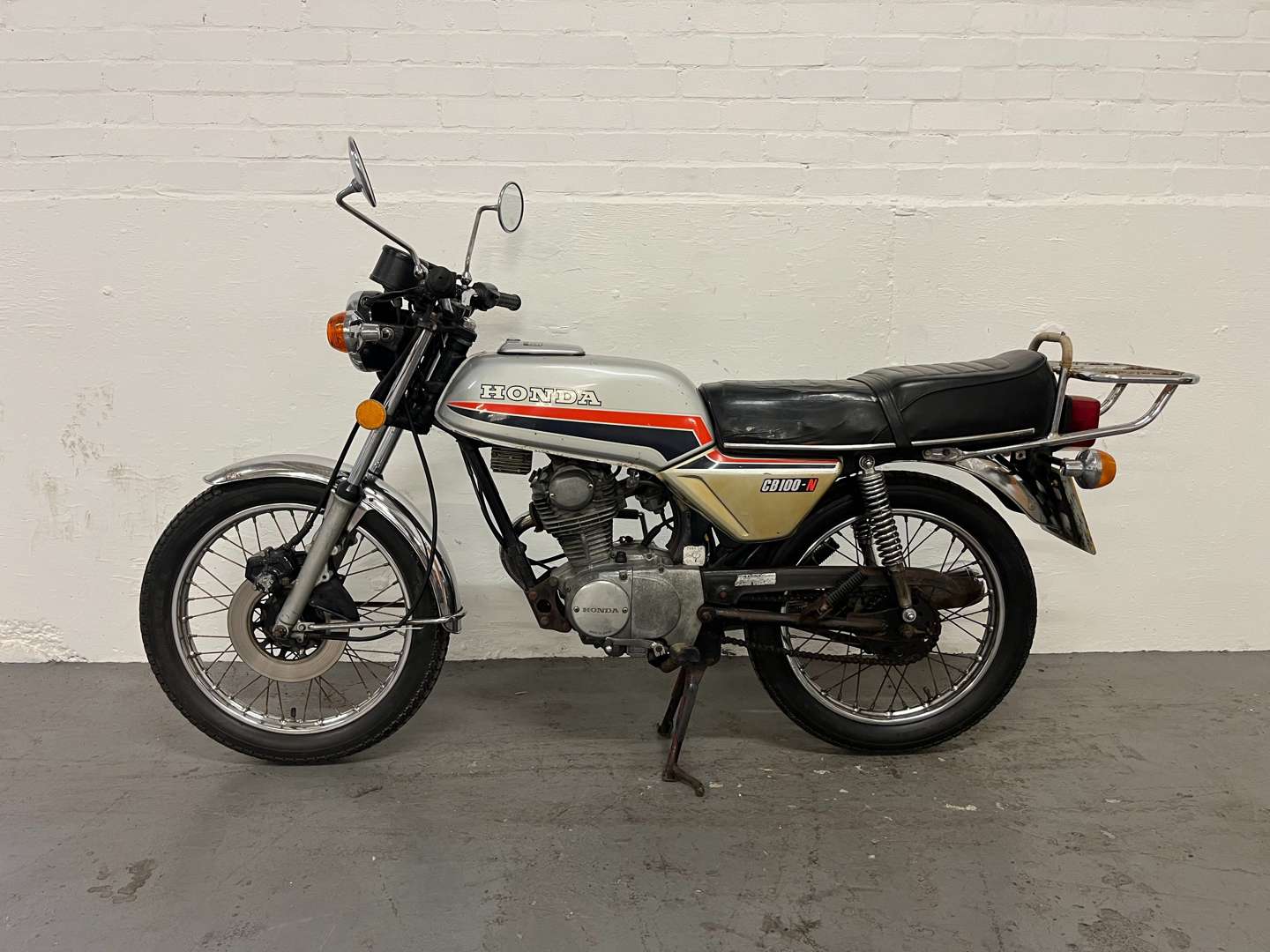 <p>1981 HONDA CB100N</p>