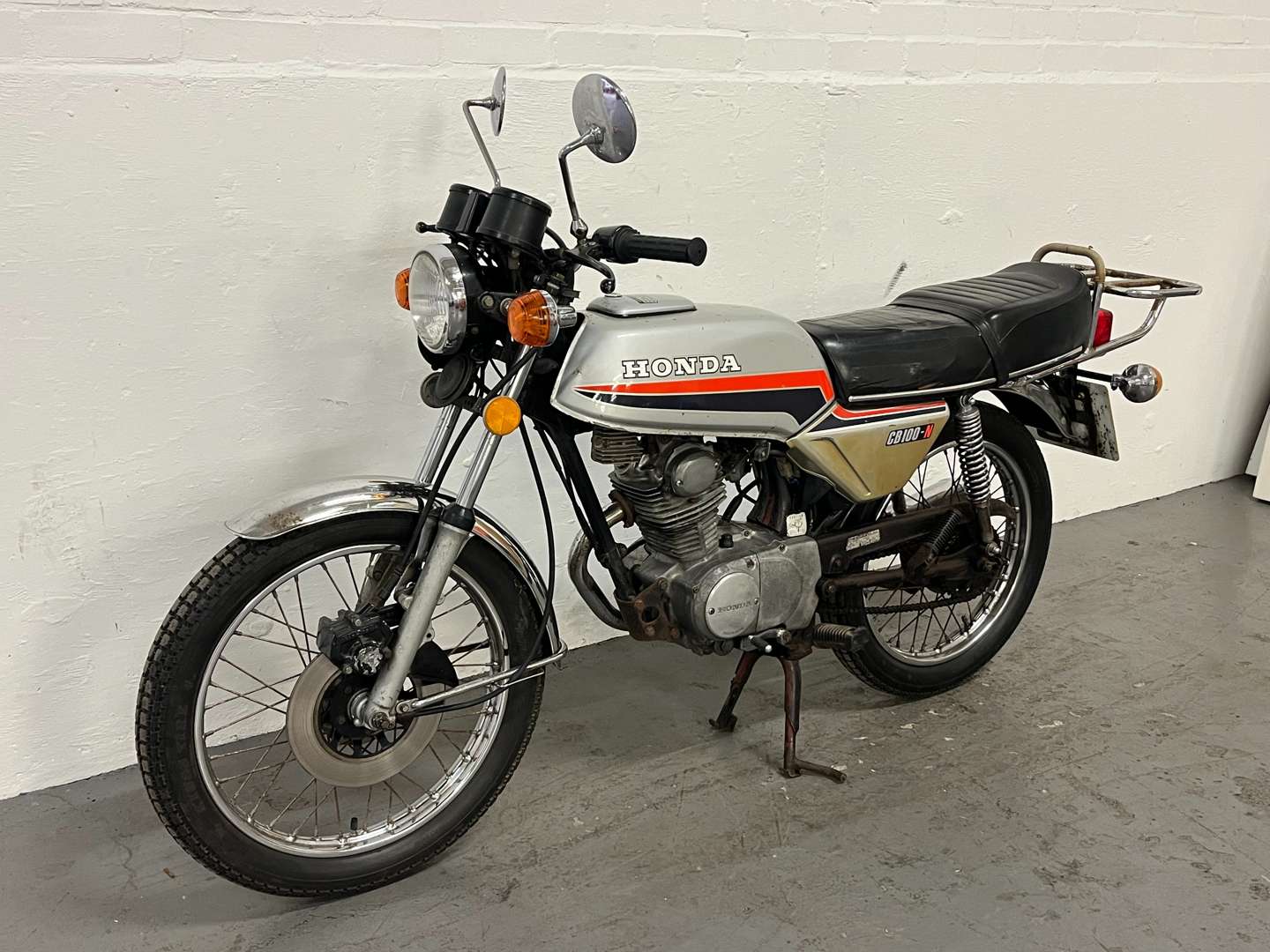 <p>1981 HONDA CB100N</p>