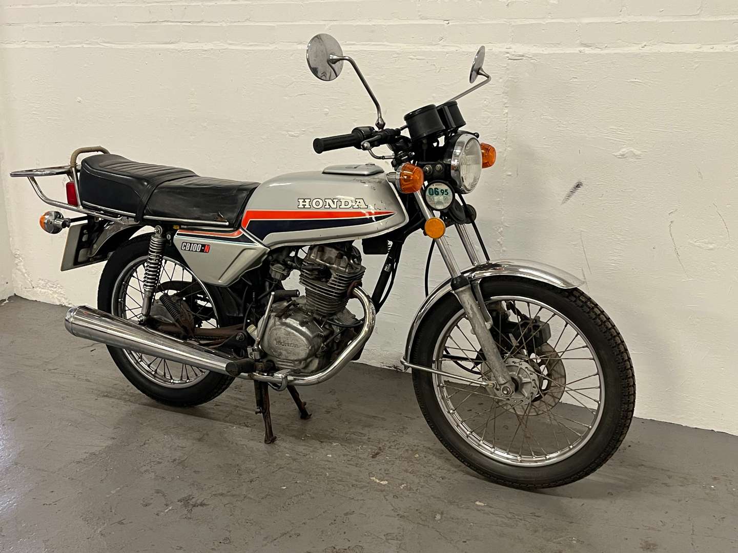 <p>1981 HONDA CB100N</p>