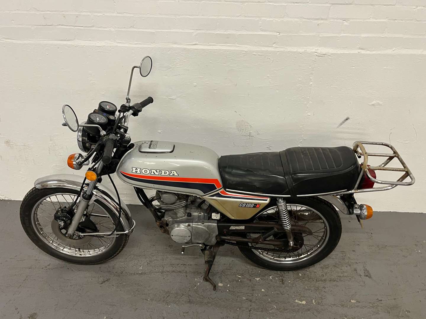 <p>1981 HONDA CB100N</p>