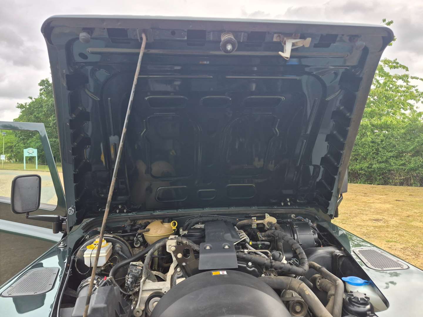 <p>2009 LAND ROVER DEFENDER 90 COUNTY HY SWB</p>