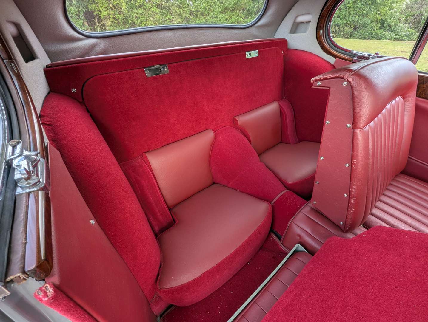 <p>1956 JAGUAR XK140 FHC</p>