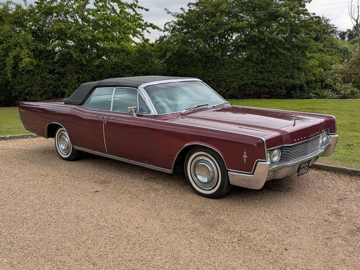 <p>1966 LINCOLN CONTINENTAL</p>