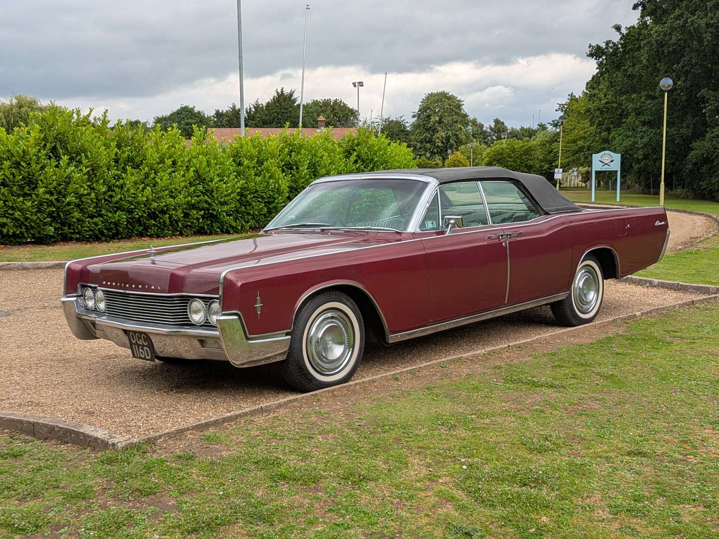 <p>1966 LINCOLN CONTINENTAL</p>
