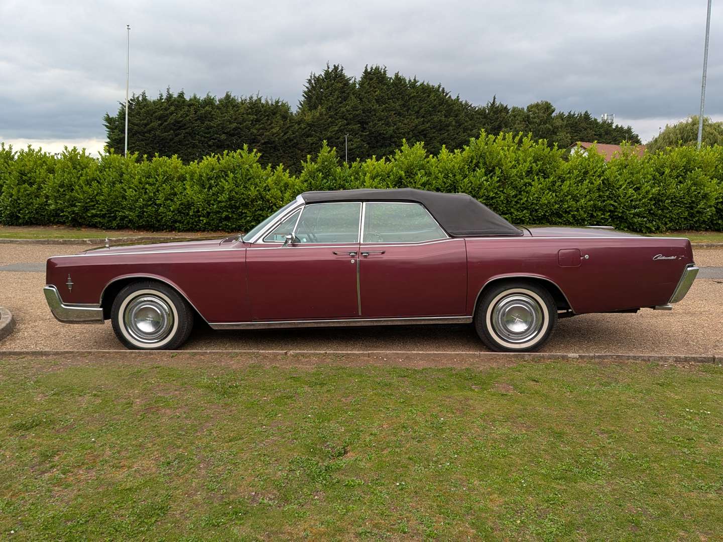 <p>1966 LINCOLN CONTINENTAL</p>