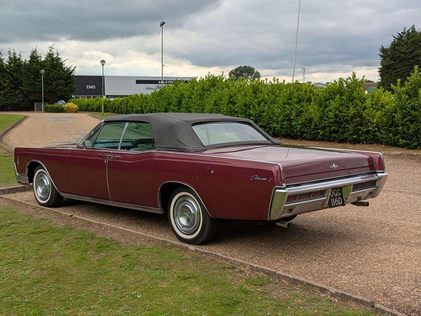 <p>1966 LINCOLN CONTINENTAL</p>