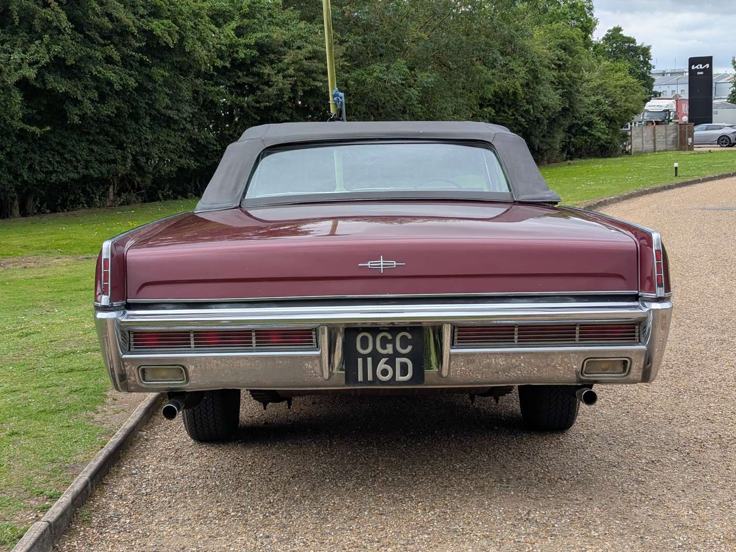 <p>1966 LINCOLN CONTINENTAL</p>