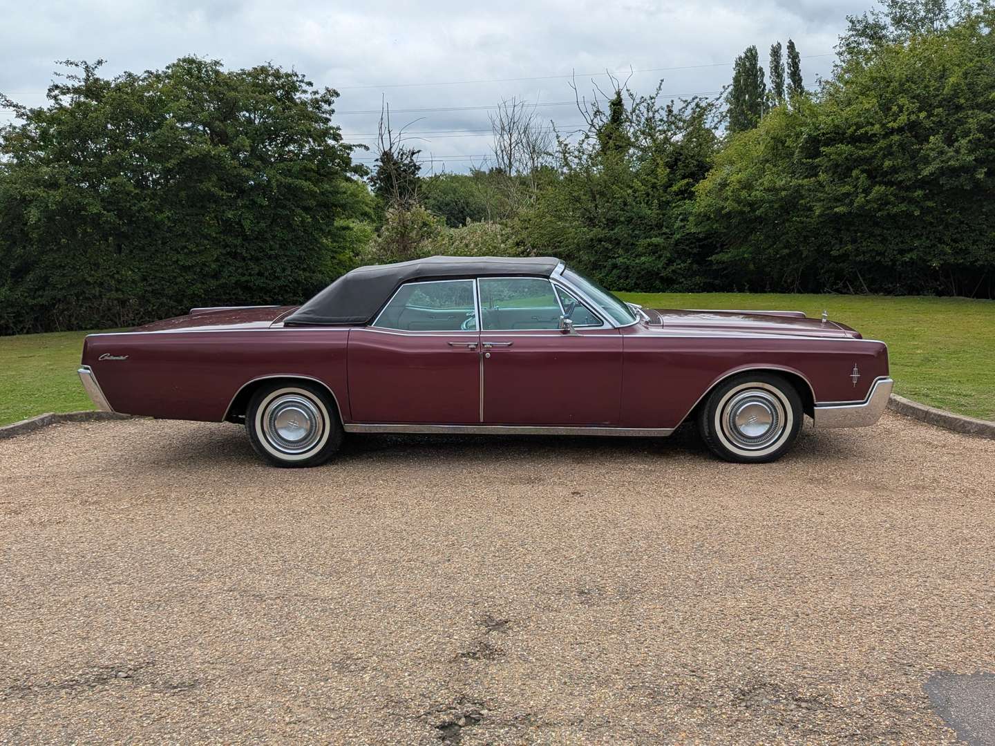 <p>1966 LINCOLN CONTINENTAL</p>