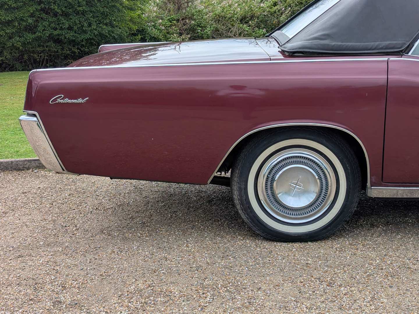 <p>1966 LINCOLN CONTINENTAL</p>