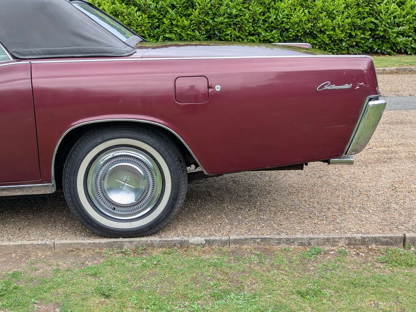 <p>1966 LINCOLN CONTINENTAL</p>