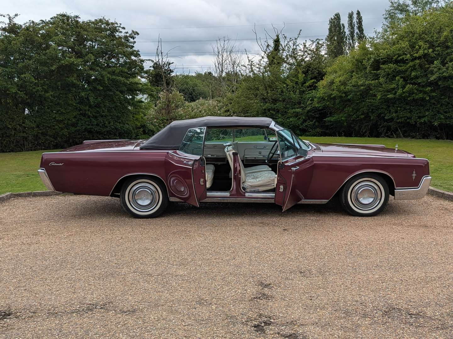 <p>1966 LINCOLN CONTINENTAL</p>