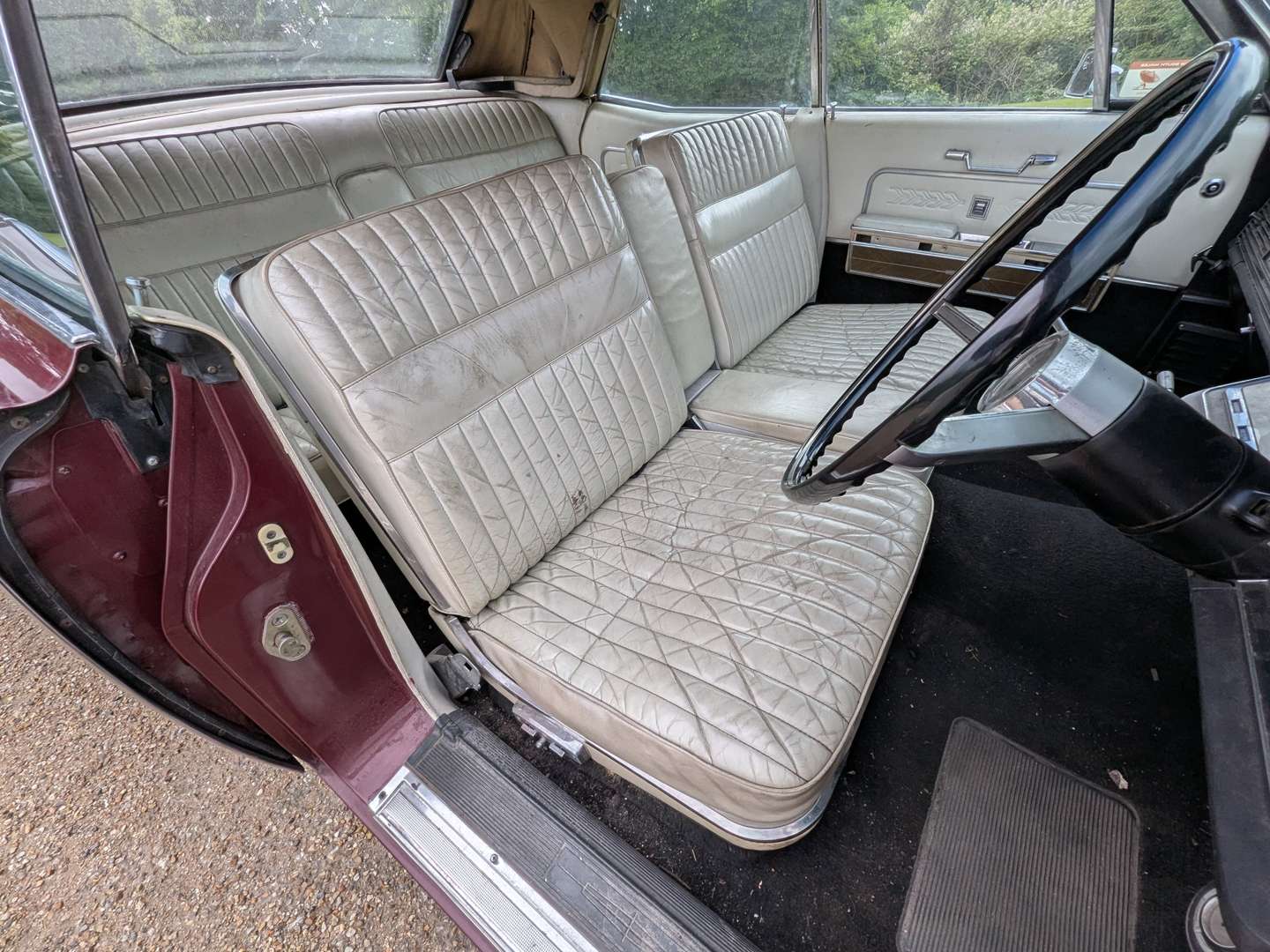 <p>1966 LINCOLN CONTINENTAL</p>