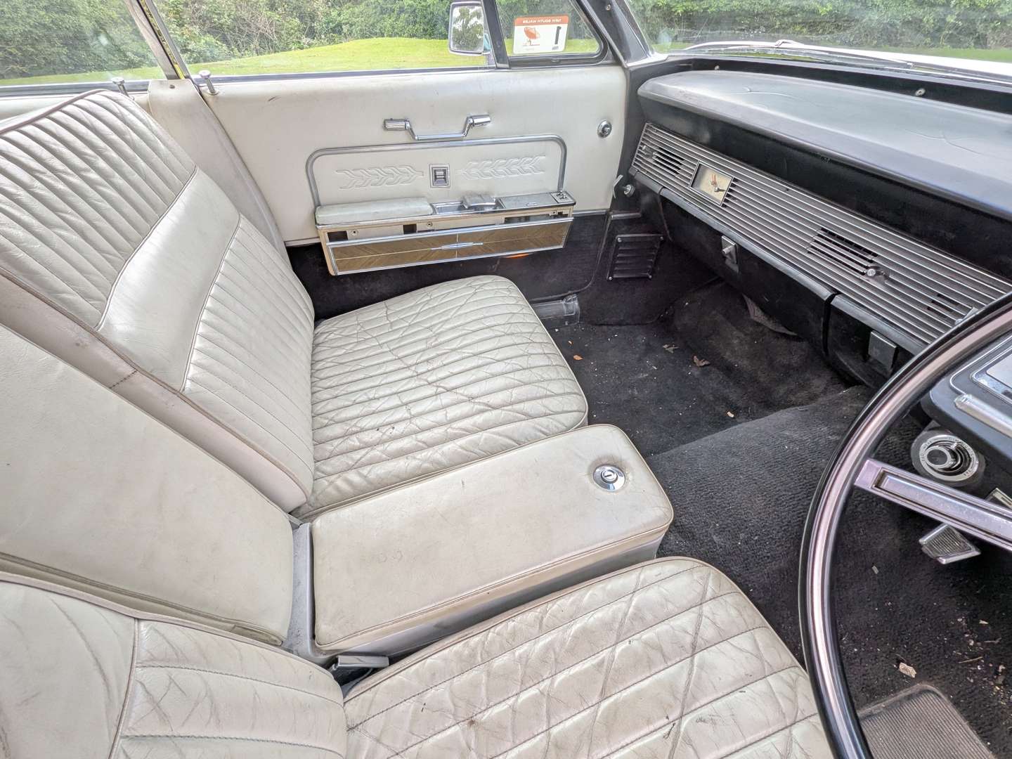 <p>1966 LINCOLN CONTINENTAL</p>
