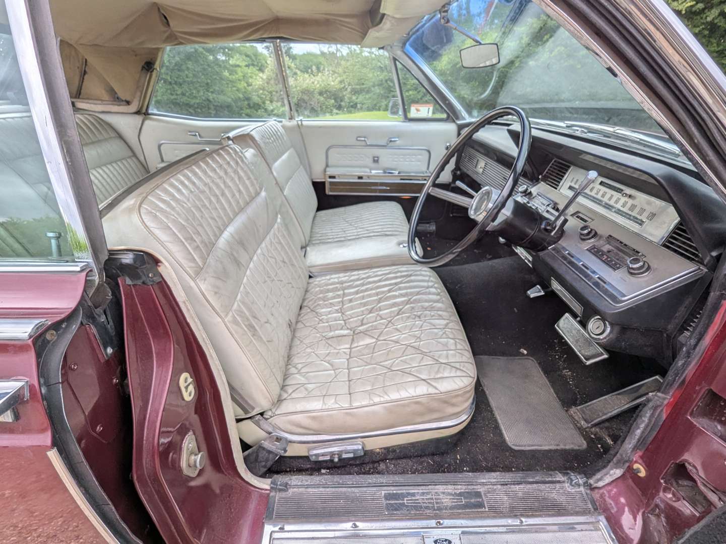 <p>1966 LINCOLN CONTINENTAL</p>