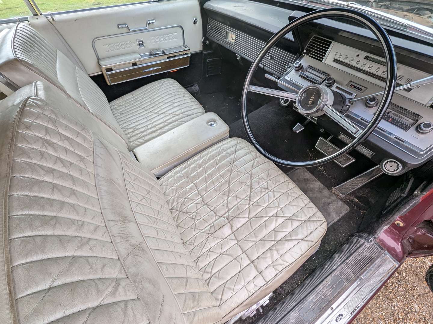 <p>1966 LINCOLN CONTINENTAL</p>