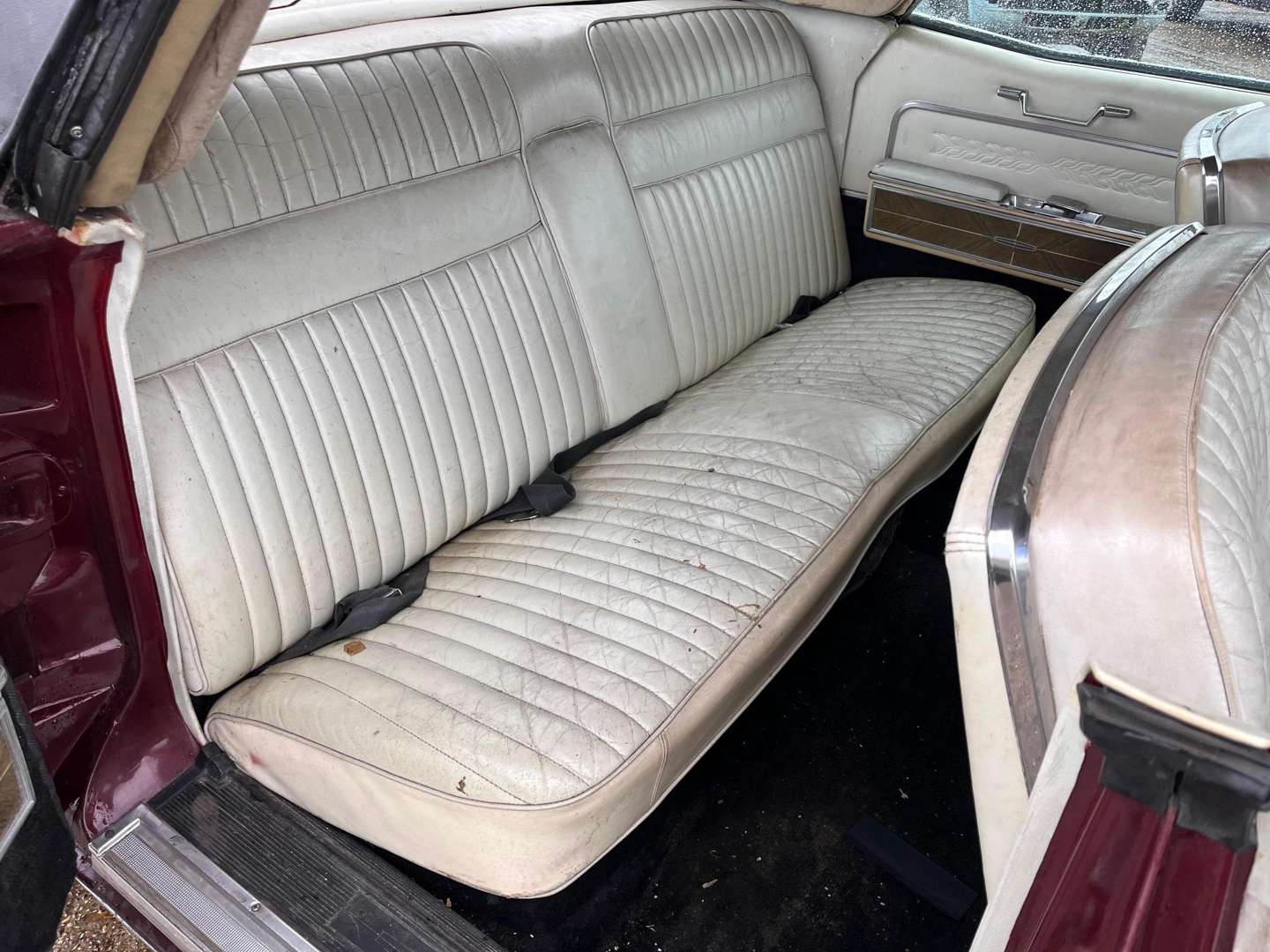 <p>1966 LINCOLN CONTINENTAL</p>