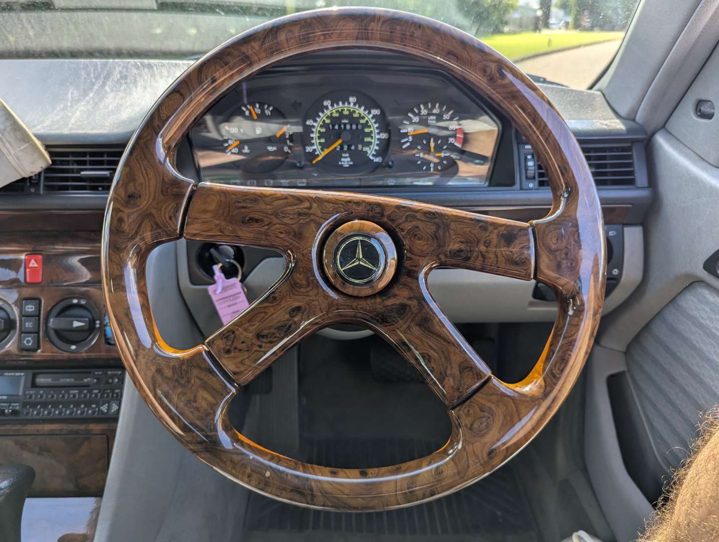 <p>1991 MERCEDES W124 230CE AUTO</p>