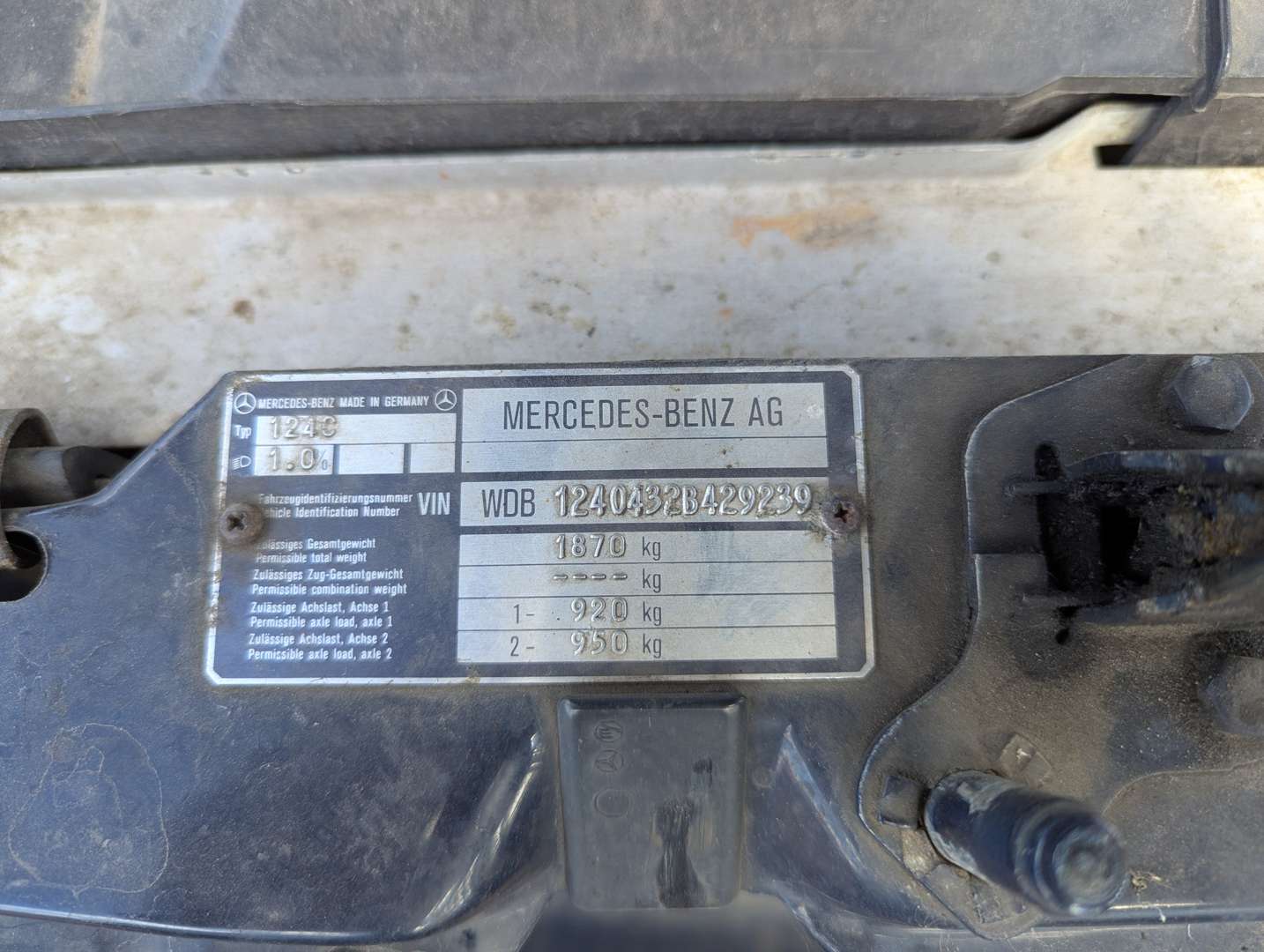 <p>1991 MERCEDES W124 230CE AUTO</p>