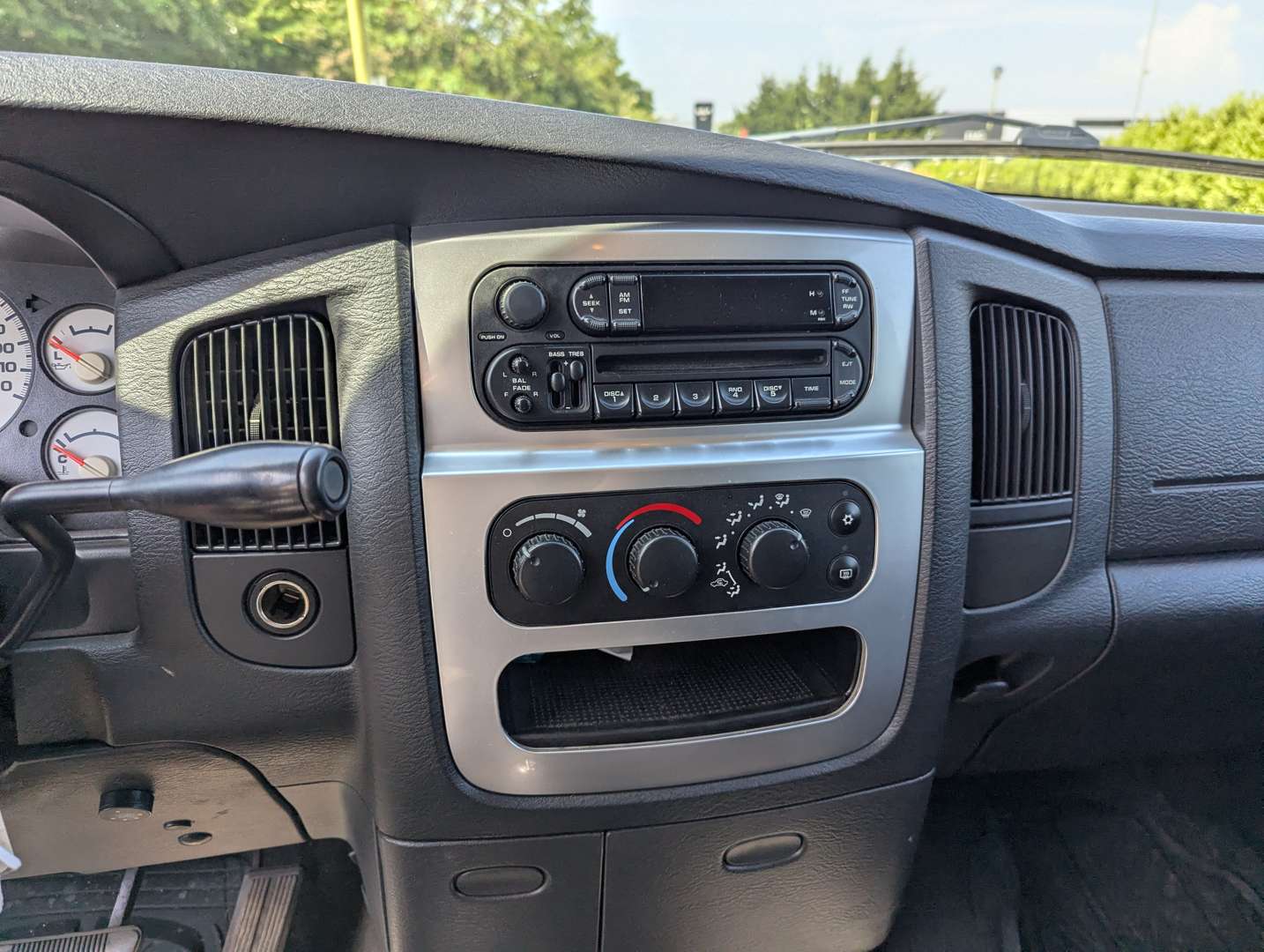 <p>2004 DODGE RAM 1500 QUAD CAB</p>