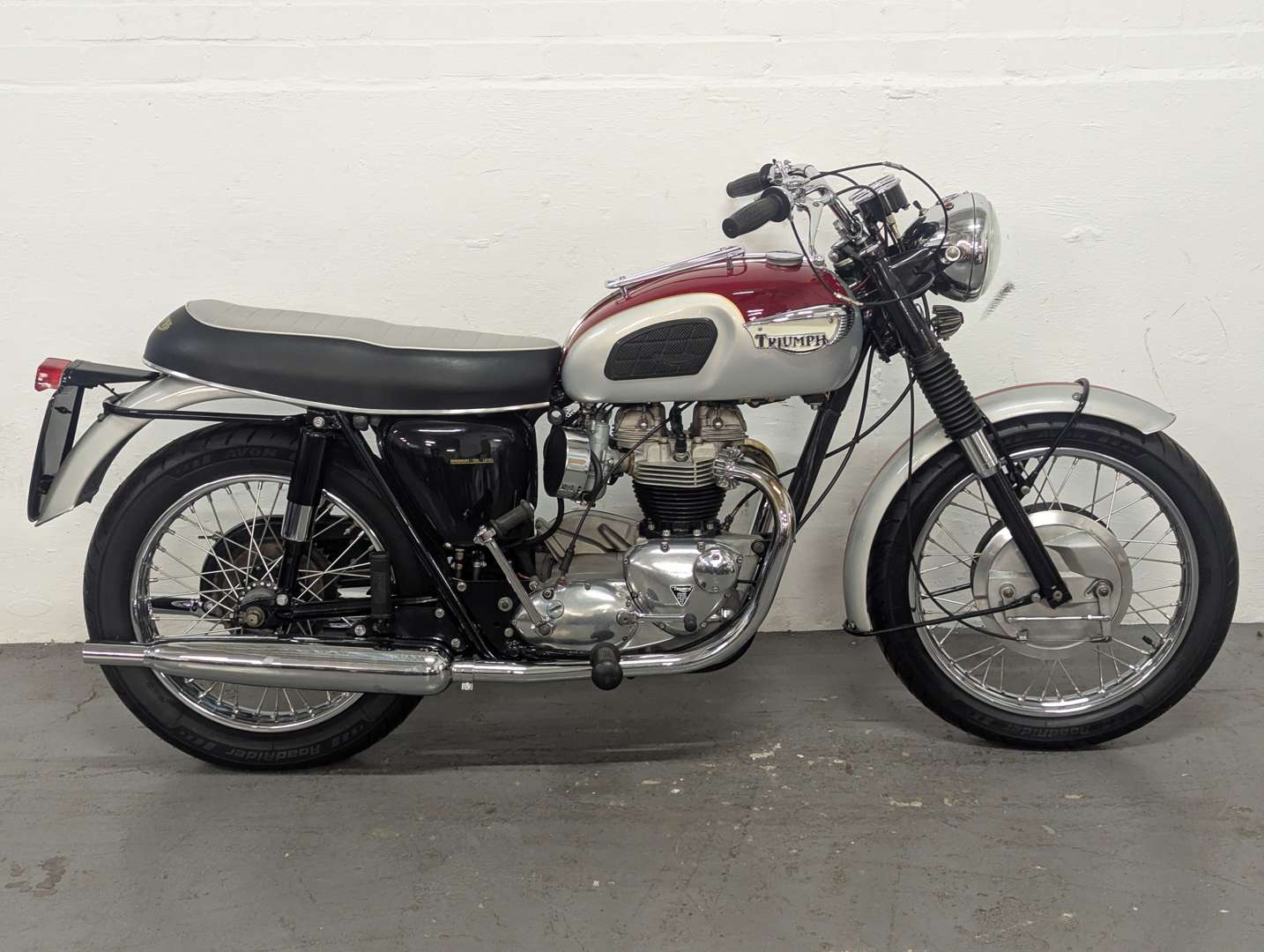 <p>1968 TRIUMPH BONNEVILLE</p>