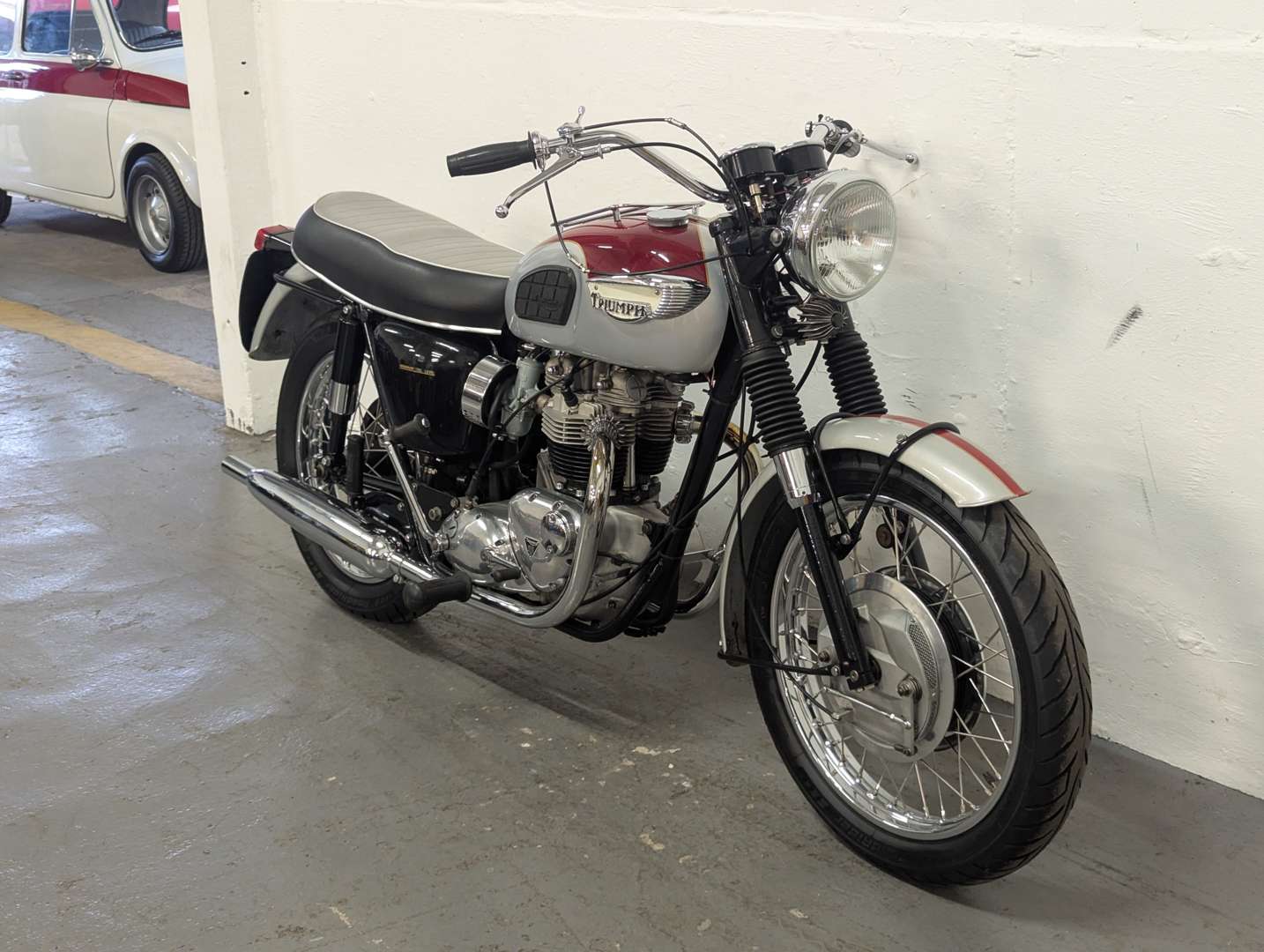 <p>1968 TRIUMPH BONNEVILLE</p>
