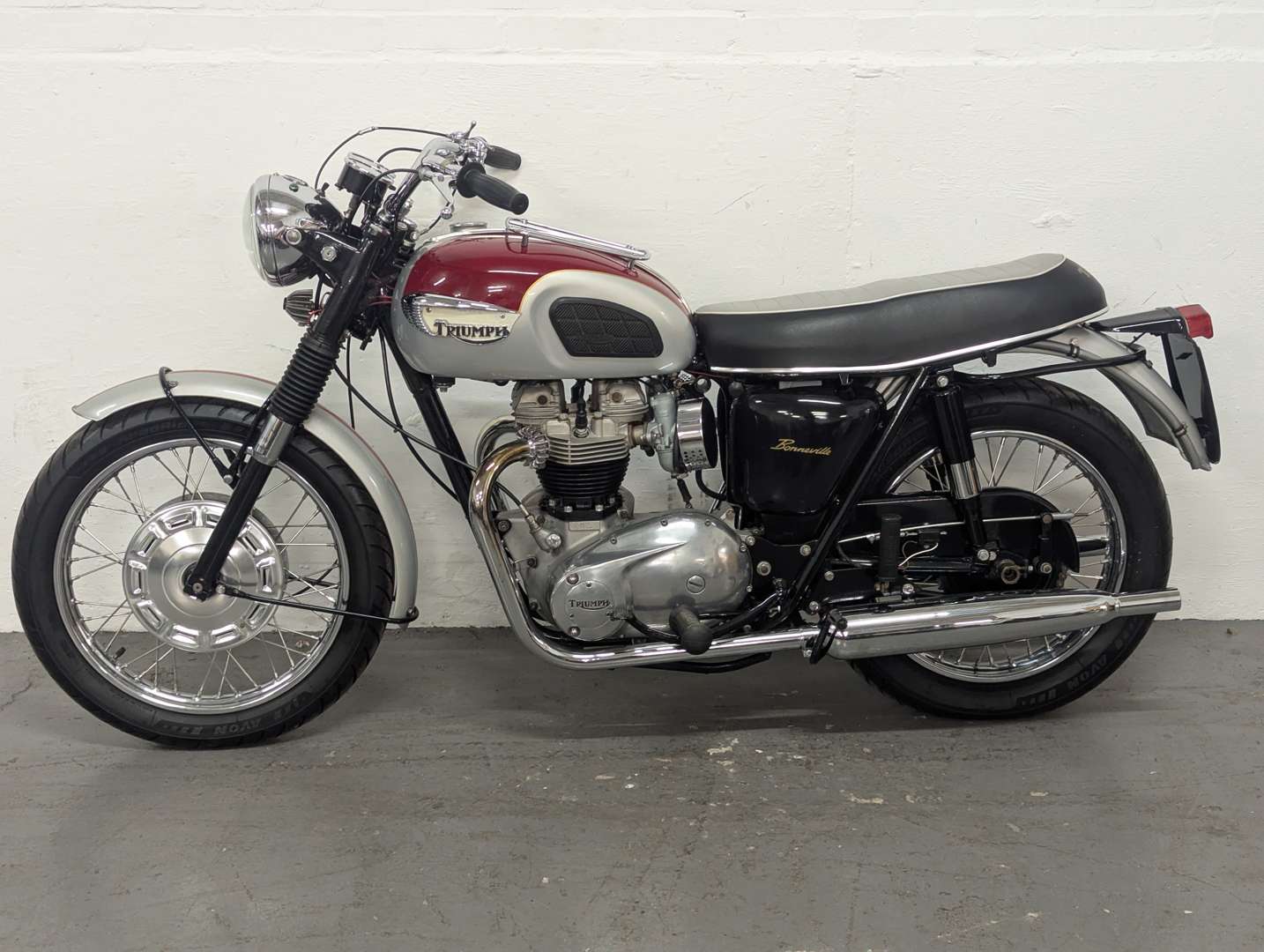 <p>1968 TRIUMPH BONNEVILLE</p>