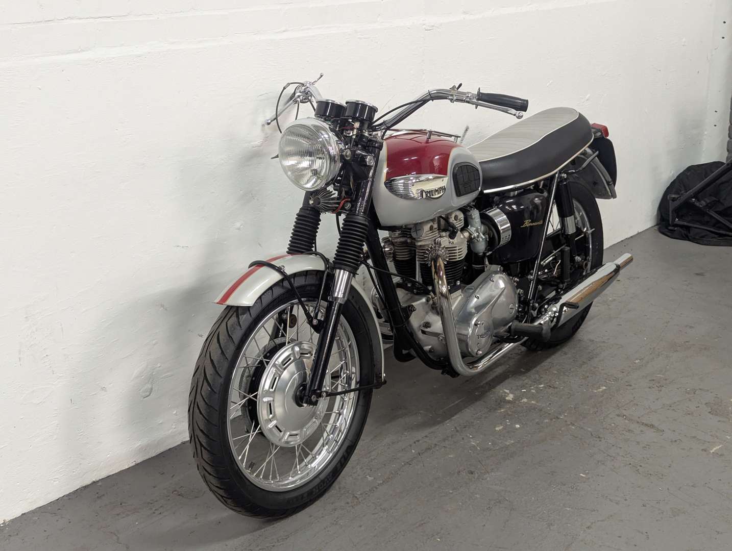 <p>1968 TRIUMPH BONNEVILLE</p>