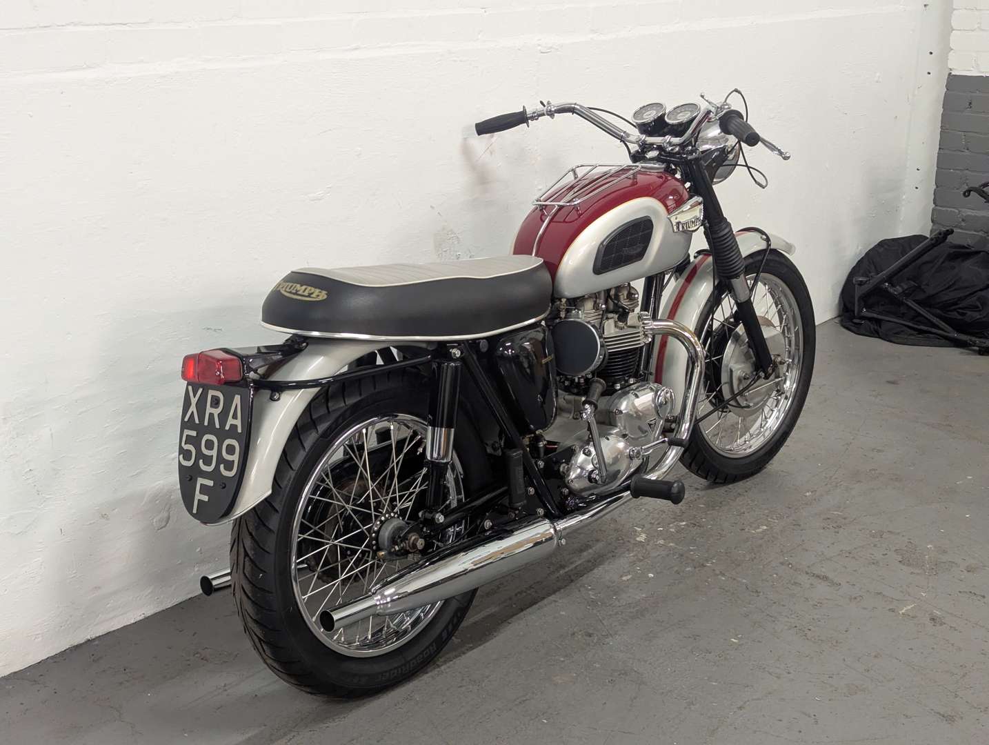 <p>1968 TRIUMPH BONNEVILLE</p>