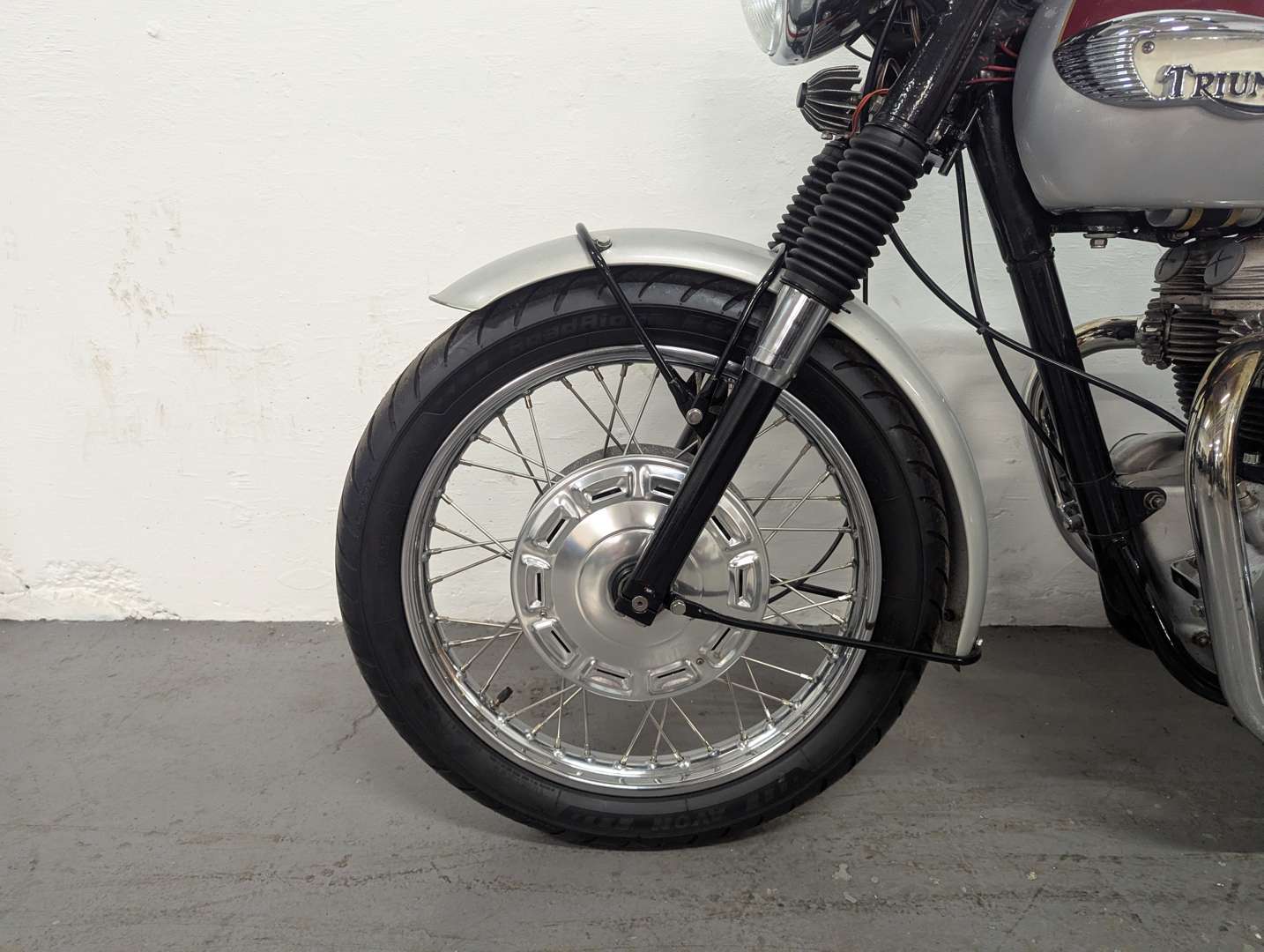 <p>1968 TRIUMPH BONNEVILLE</p>