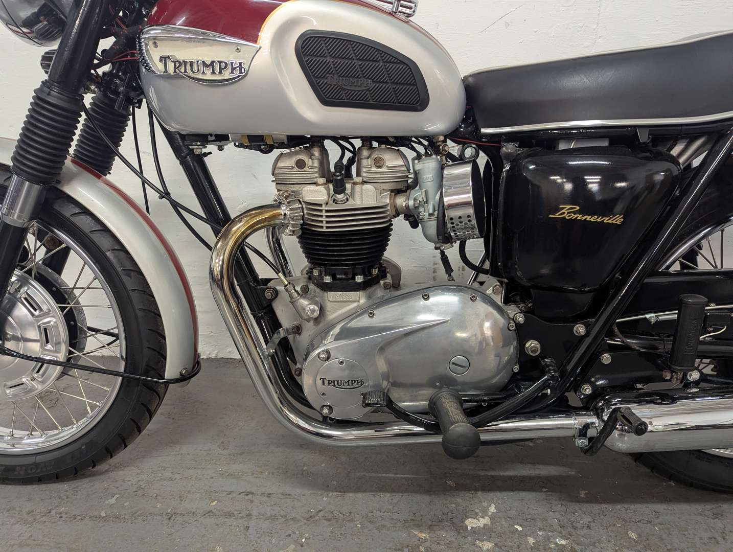 <p>1968 TRIUMPH BONNEVILLE</p>