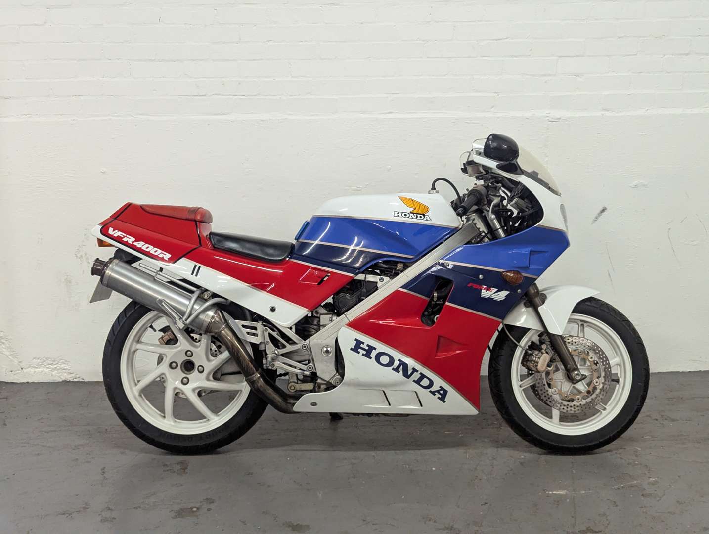 <p>1991 HONDA VFR400 NC24</p>
