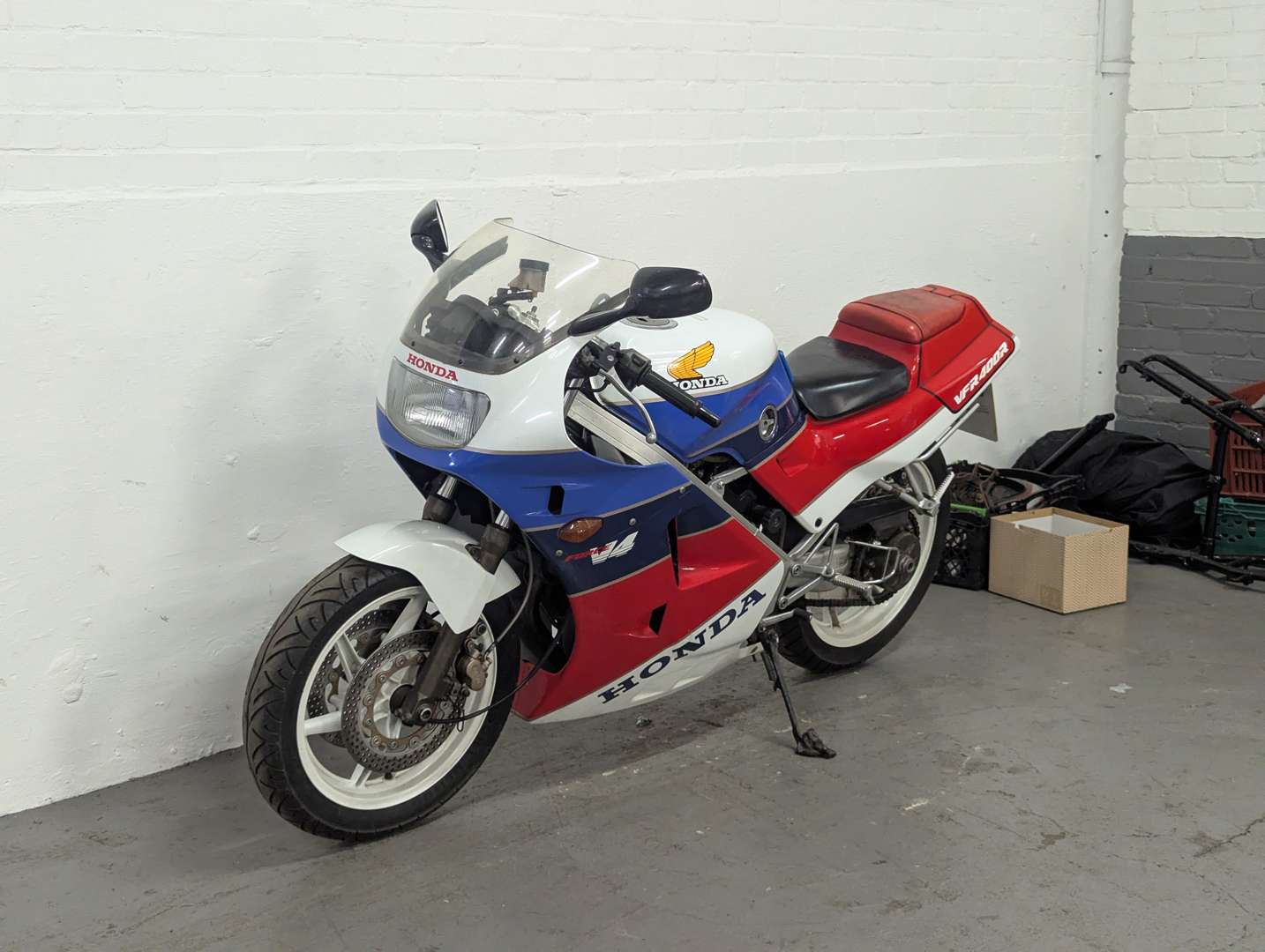 <p>1991 HONDA VFR400 NC24</p>