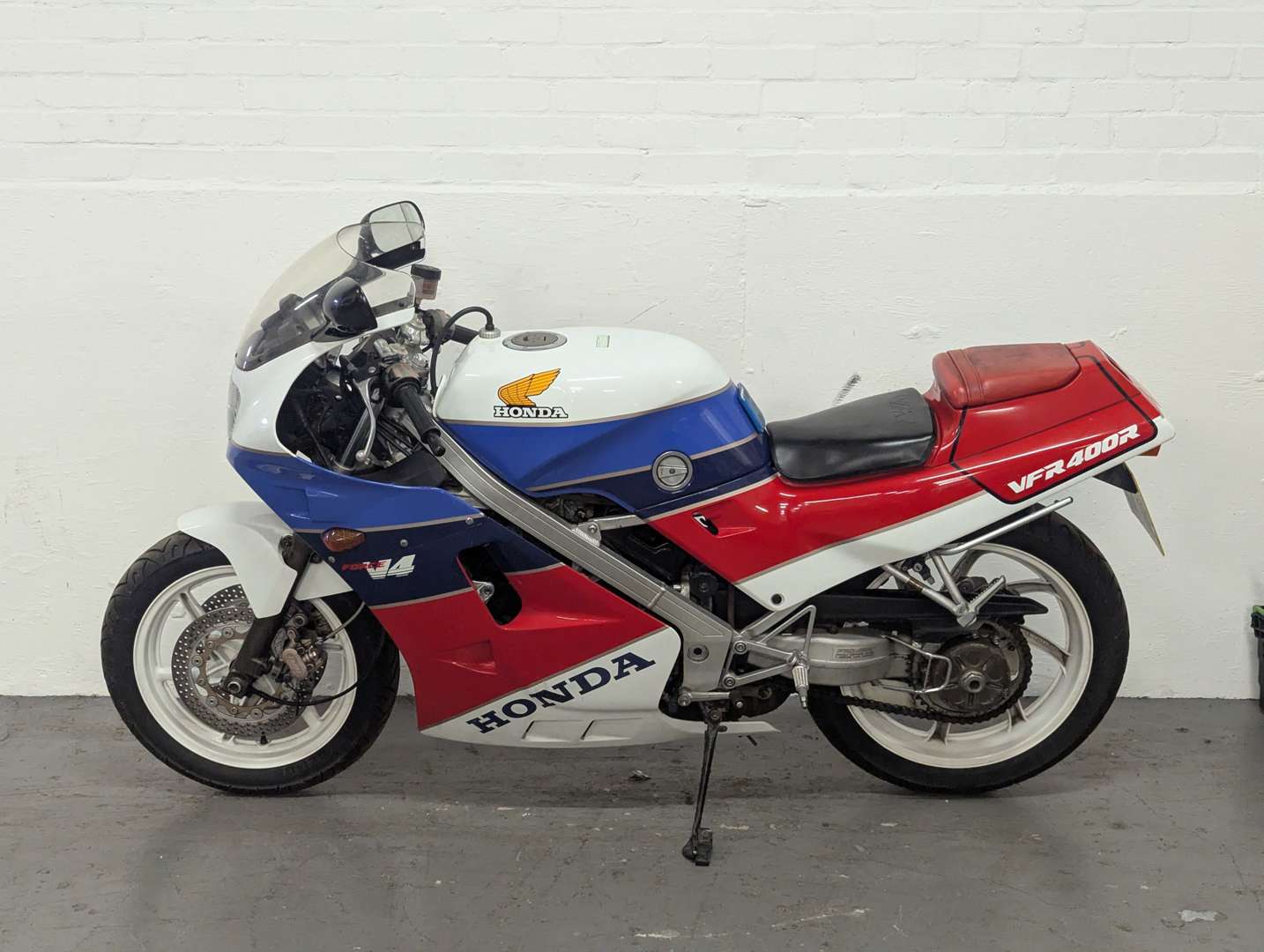 <p>1991 HONDA VFR400 NC24</p>