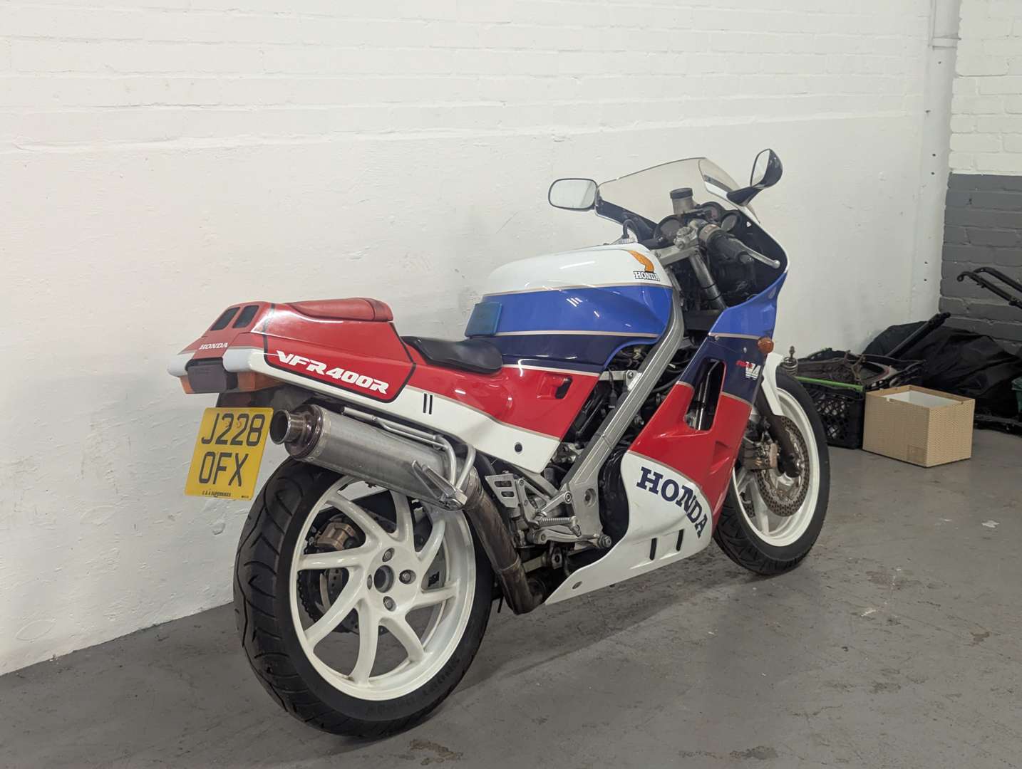 <p>1991 HONDA VFR400 NC24</p>