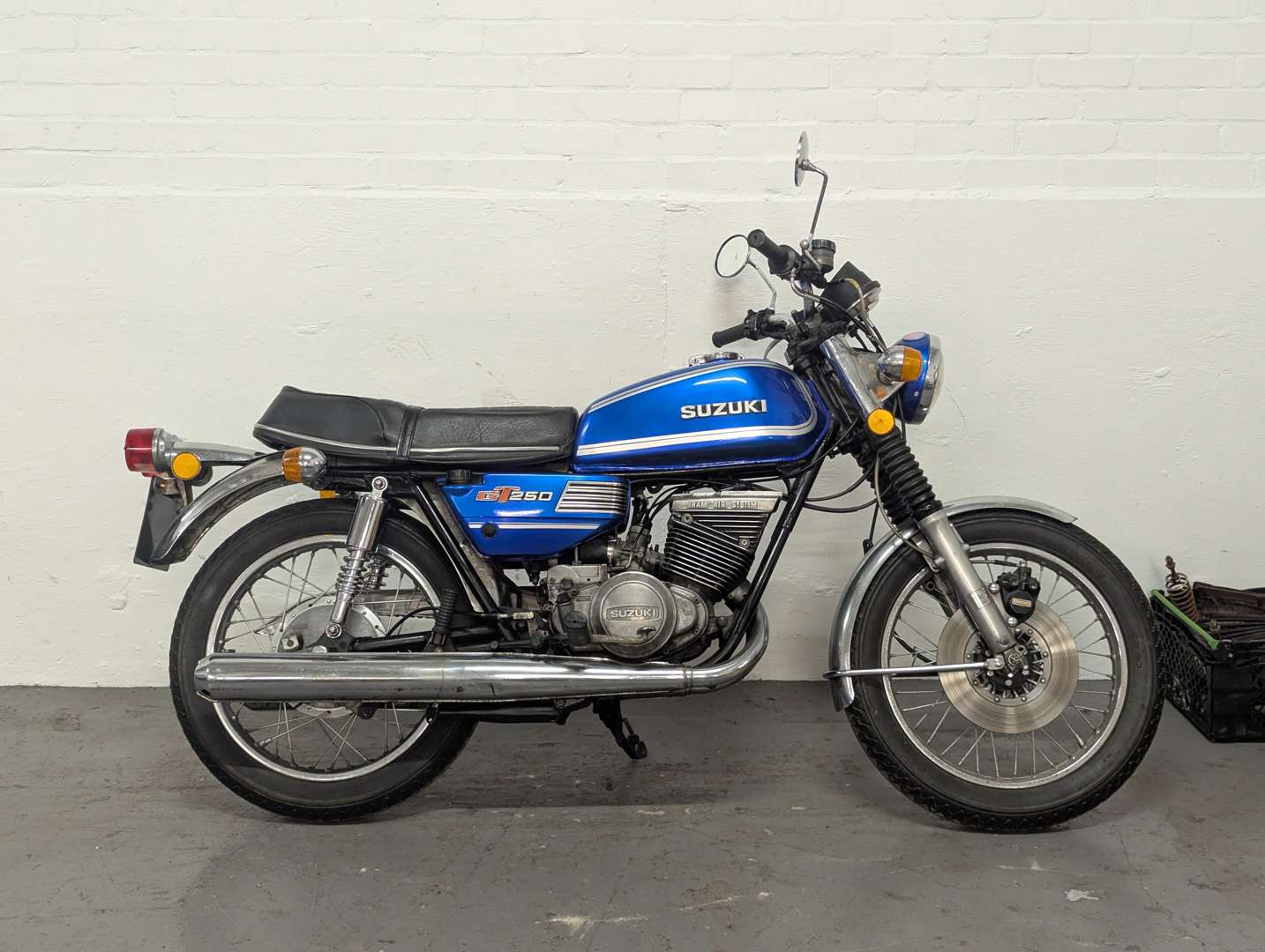<p>1975 SUZUKI GT250 RAM AIR</p>