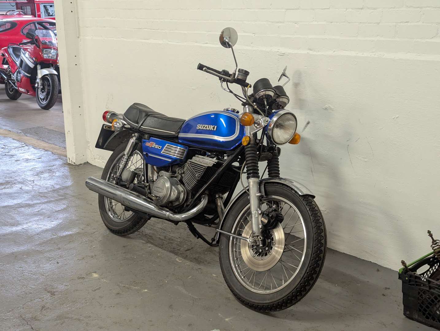 <p>1975 SUZUKI GT250 RAM AIR</p>