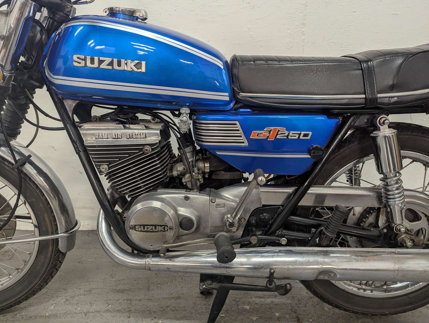 <p>1975 SUZUKI GT250 RAM AIR</p>