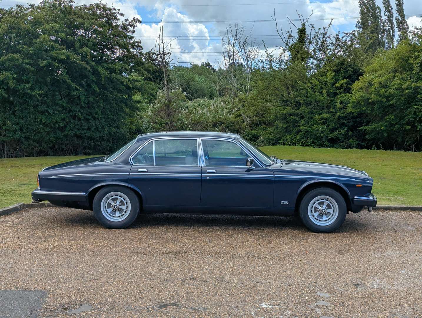 <p>1992 DAIMLER DOUBLE SIX V12 AUTO</p>