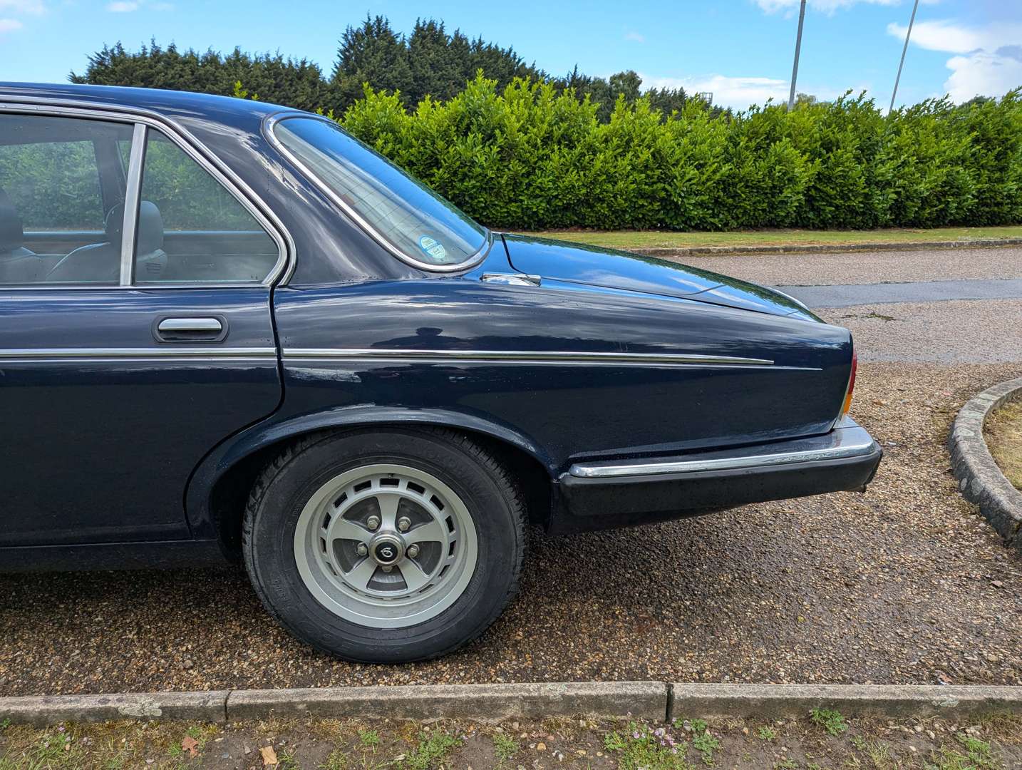 <p>1992 DAIMLER DOUBLE SIX V12 AUTO</p>