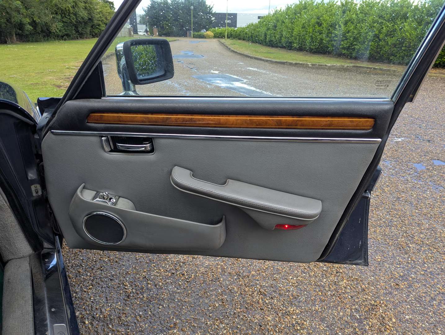 <p>1992 DAIMLER DOUBLE SIX V12 AUTO</p>