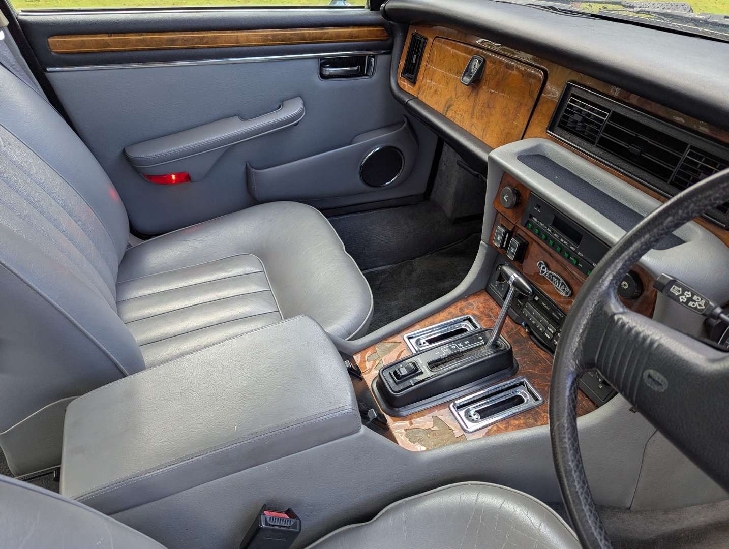 <p>1992 DAIMLER DOUBLE SIX V12 AUTO</p>