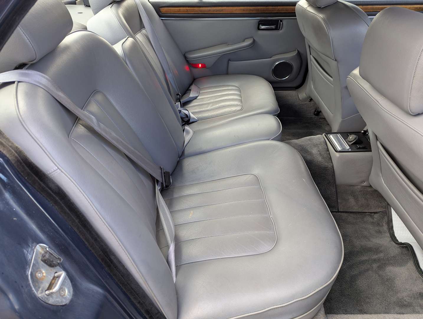 <p>1992 DAIMLER DOUBLE SIX V12 AUTO</p>