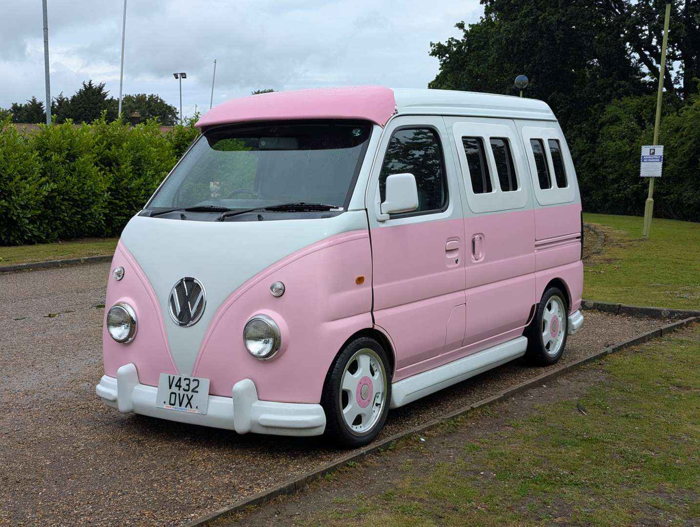 <p>2000 SUZUKI EVERY CUSTOM RETRO MINI-VAN</p>