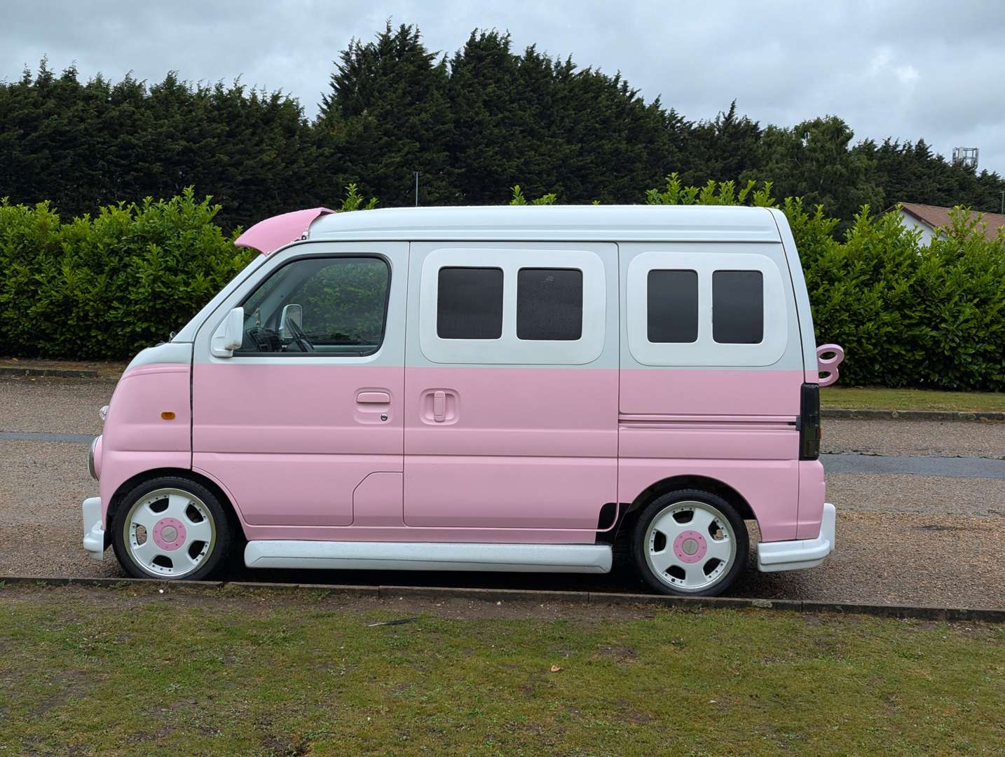 <p>2000 SUZUKI EVERY CUSTOM RETRO MINI-VAN</p>