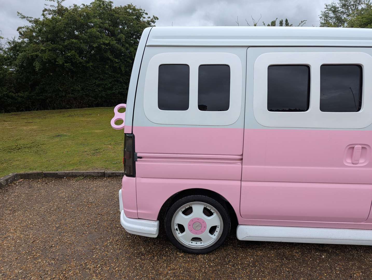 <p>2000 SUZUKI EVERY CUSTOM RETRO MINI-VAN</p>